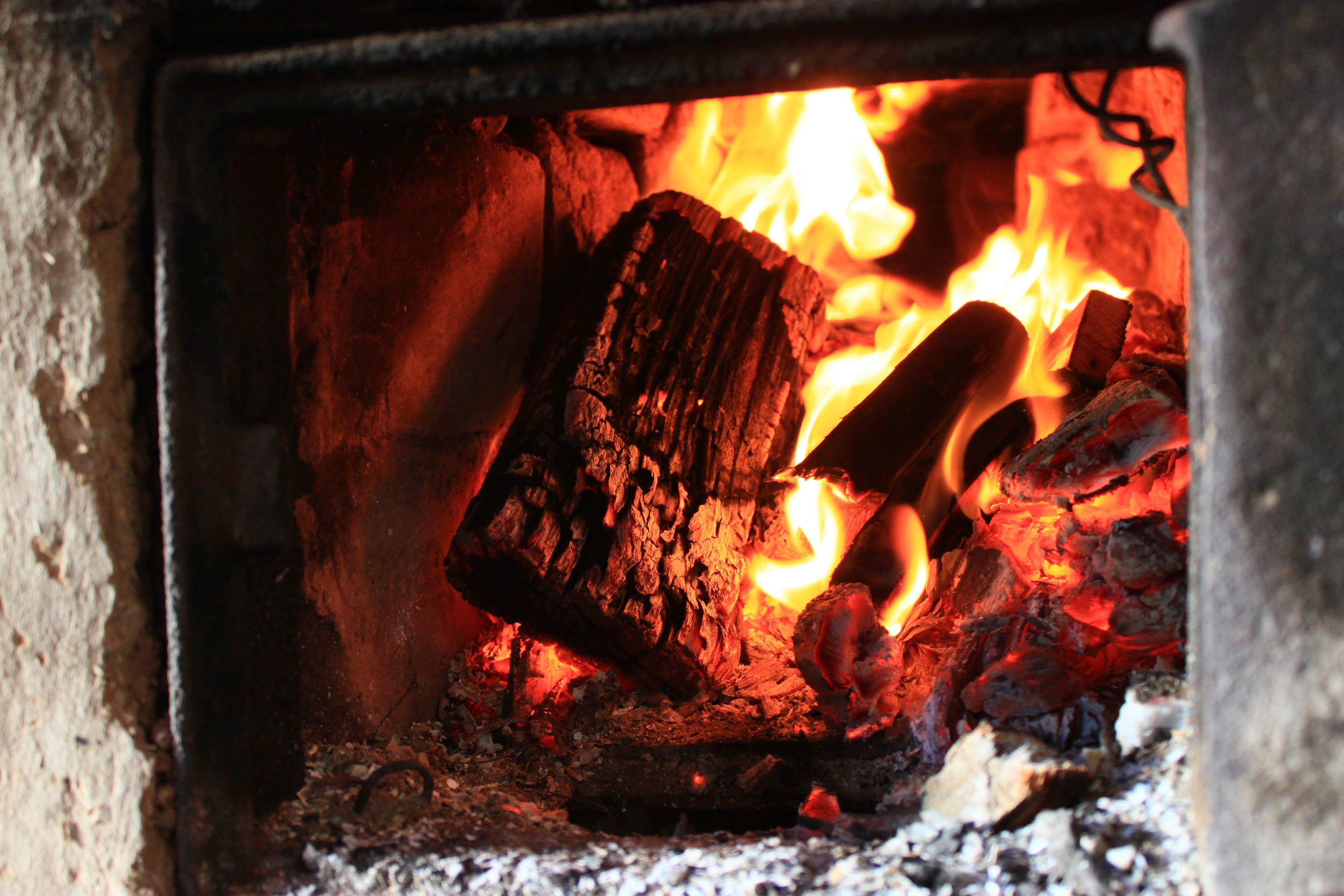 У теплой печки. Горящие дрова в печи. Пламя в печи. Печь на дровах. Огонь в печке.