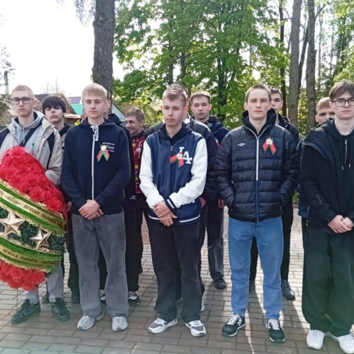 Торжественное возложение венков и цветов у Мемориального захоронения на Песковатикском кладбище