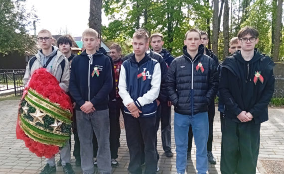 Торжественное возложение венков и цветов у Мемориального захоронения на Песковатикском кладбище